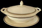 J&G MEAKIN ENGLAND - Grande sopeira com presentoir em porcelana, com a borda trabalhada na tonalidade dourada. Medidas: 25 cm de altura, 25 cm de largura e 38 cm de comprimento.