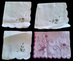 Lote com 4 guardanapos em linho, bordados à mão. Medidas: 30 x 40 cm.