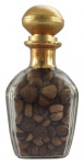 JAS HENNESSN & Cº - Garrafa de conhaque francês em vidro e tampa dourada. Medidas: 20 cm de altura, 10 cm de largura e 10 cm de comprimento.