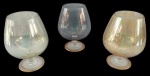 Lote com 3 taças em vidro colorido. Obs: Com alguns desgastes na pintura. Medidas: 15 cm de altura e 7 cm de diâmetro.