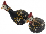 Lote com 2 galinhas da Angola em cerâmica, com pintura artesanal em tema floral. Obs: O rabo da maior com ponta bicada. Medidas da maior: 21 cm de altura, 15 cm de largura e 27 cm de comprimento.