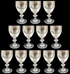 STRAUSS - Lote com 12 taças para licor em fino cristal. Medidas: 9 cm de altura e 4 cm de diâmetro.