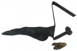 Escultura em bronze representando o corpo de uma mulher. Medidas: 10 cm de altura, 5 cm de largura e 19 cm de comprimento.
