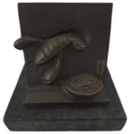 Escultura em bronze representando lagosta. Medidas: 10 cm de altura, 7 cm de largura e 9 cm de comprimento.