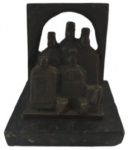 Escultura em bronze representando garrafas. Medidas: 10 cm de altura, 7 cm de largura e 9 cm de comprimento.