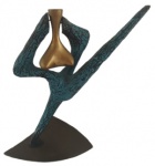 PRUMO - Escultura em bronze representando mulher. Medidas: 20 cm de altura, 12 cm de largura e 14 cm de comprimento.