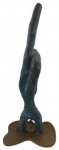 Escultura em bronze representando "Mulher". Medidas: 25 cm de altura, 8 cm de largura e 12 cm de comprimento.