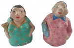 ARTE POPULAR - C Souza 201, par de esculturas em barro, com pintura artesanal representando mulheres. Obs: Peças com alguns quebrados. Medidas: 20 cm de altura, 13 cm de largura e 12 cm de comprimento.
