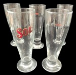 Lote com 5 copos para chopp personalizados. Medidas: 18 cm de altura e 6 cm de diâmetro.