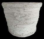 Vaso em cerâmica, com pintura rústica na tonalidade branca. Medidas: 13 cm de altura, e 16 cm de diâmetro.