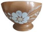 BERENCE GOMES - Centro de mesa em cerâmica, com pintura artesanal em tema floral. Medidas: 13 cm de altura e 20 cm de diâmetro