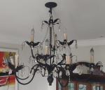 Lustre em ferro fundido na tonalidade preta, para 12 lâmpadas, com pingentes em cristal. Obs: Retirada pelo comprador. Medidas: 80 cm de altura e 80 cm de diâmetro.