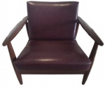 Poltrona designer em madeira maciça, com assento e encosto em couro na tonalidade vinho. Obs: Mínimas marcas de uso. Retirada pelo comprador. Medidas: 80 cm de altura, 80 cm de largura e 73 cm de comprimento.