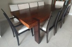 BRETON - Grande mesa de jantar em madeira maciça, com 6 cadeiras e 2 poltronas, com assento e encosto em couro na tonalidade branca. Obs: Com mínimas marcas de uso e necessita restauro, como mostra a foto. Retirada pelo comprador. Com cupim. Medidas da mesa: 75 cm de altura, 1,10 m de largura e 2,10 m de comprimento. Medidas das poltronas: 95 cm de altura, 50 cm de largura e 55 cm de comprimento. Medidas das cadeiras; 95 cm de altura, 48 cm de largura e 46 cm de comprimento.