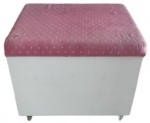 Banqueta baú em fórmica, com assento em tecido rosa e com pés em rodinhas de silicone. Obs: Com pequenas marcas de uso. Medidas: 53 cm de altura, 50 cm de largura e 60 cm de comprimento.