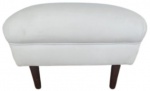 Banqueta em couro na tonalidade branca, com 4 pés de sustentação. Obs: Retirada pelo comprador. Medidas: 40 cm de altura, 40 cm de largura e 55 cm de comprimento.