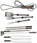 Kit churrasco contendo 12 peças, sendo, 5 espetos, 1 acendedor de carvão elétrico, 1 pá de carvão e 5 peças em alumínio. Obs: No estado.