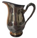 Jarra em metal espessurado a prata. Obs: Necessita de limpeza. Medidas: Altura 23, Largura 12cm e Comprimento 22cm.