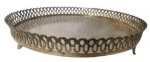 Centro de mesa com bordas vazadas e trabalhadas com 3 pés de sustentação. Medidas: Altura 5cm e Diâmetro 21cm.