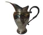 ART PRATA  - Jarra em metal espessurado a prata com alças trabalhadas. Obs: Peça precisa de limpeza. Medidas: Altura 125, Largura 12cm e Comprimento 25cm.