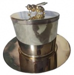 Porta Mel em metal espessurado a prata com detalhe de abelha no pegador e cristal na parte interna. Medidas: Altura 8cm Diâmetro 8cm.