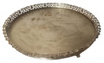 Centro de mesa em metal espessurado a prata com 4 pés de sustentação e bordas vazadas. Obs: Com marcas do tempo na parte central. Medidas: Altura 5cm Diâmetro 28cm.