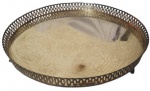 Centro de mesa em metal espessurado a prata com bordas vazadas e 3 pés de sustentação . Medidas: Altura 5cm Diâmetro 36cm.