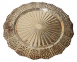 Prato em metal espessurado a prata com bordas vazadas e trabalhadas . Medida: Diâmetro 34cm.