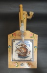 Tábua de madeira pintada artesanalmente com detalhe em azulejo com pintura artesanal em tema de veleiro acompanha faca medida largura 16 cm e comprimento 30 cm