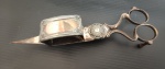 Antiga espevitadeira em metal espessurado a prata medida altura 5 cm largura 6 cm e comprimento 19 cm