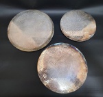 Lote com 3 suporte para panelas em metal espessurado a prata obs necessita de limpeza na Prata medida maior 23 cm de diâmetro