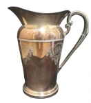Jarra em  metal espessurado a prata com detalhes na Prata medida altura 22 cm largura 14 cm e comprimento 22 cm