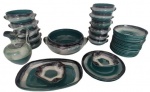 Conjunto para feijoada em cerâmica pintado artesanalmente nas tonalidade verde e  preta com 34 peças. Obs: Algumas peças com bicados nas bordas. Medida maior: Altura 12cm e Diâmetro 25cm.