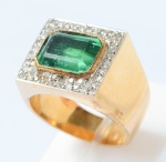 Anel ouro amarelo 18k c/ Esmeralda  10x9mm e cravejado com diamantes 0,02 pontos peso 18,3gr aro 26