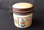 Pote de Porcelana, marca de uso, Fino rachado em sua tampa.
