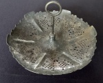 Salva com pé em metal 17 cm com desgastes do tempo