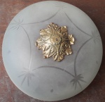 Cúpula de vidro lustre aproximadamente 21 cm com pequenos desgastes e um pedaço quebrado