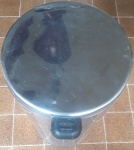 Lixeira antiga Brinox 63 cm, precisa reparo com mossa