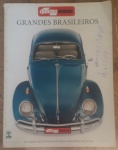 Revista Quatro Rodas antiga com desgastes de uso