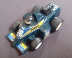 Carrinho de Plástico Fricção Miniatura Simbolizando carro de Corrida 10cm, borracha da roda precisa trocar.