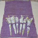 LER A DESCRIÇÃO VER FOTOS MARCAS E MANCHAS DO TEMPO SEM GARANTIA              Jogo americano de tecido LILÁS - 13 peças  - 6 peças apoio de prato 38 x 31 cm aproximadamente + 6 peças guardanapo de tecido + prendedor de guardanapo 35x35 aproximadamente + 1 Peça centro de mesa 76 x 30 cm aproximadamente - MANCHAS E CERA DE VELA NO TECIDO COM UNS PRENDEDORES DE GUARDANAPO COM PEQUENO DEFEITO.