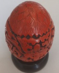 Ovo Decorativo com Base Vermelho resina
