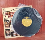 Disco de Vinil com marcas do tempo.