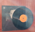 Disco de Vinil com marcas do tempo.
