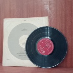 Disco de Vinil com marcas do tempo.