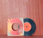 Disco de Vinil com marcas do tempo.Disco de Vinil com marcas do tempo.