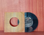 Disco de Vinil com marcas do tempo.