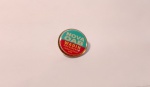 Broche de Coleção em Metal com Marcas do Tempo, Fundo de Gaveta.