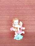 Antigo Anjinho em Resina decorado em cores diferenciadas Ofereçendo Canto de Arpoa, com 9cm em Alt,