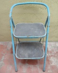 Escada Azul 2 degraus antiga com desgastes ferro